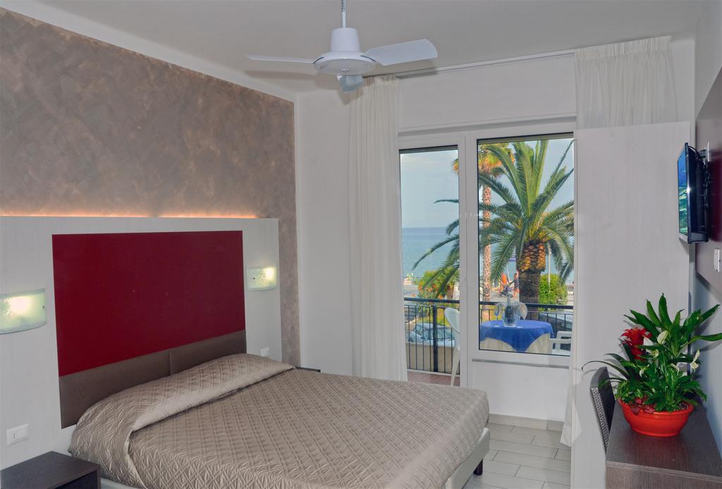 Hotel Lido Mazzini Loano Rum bild
