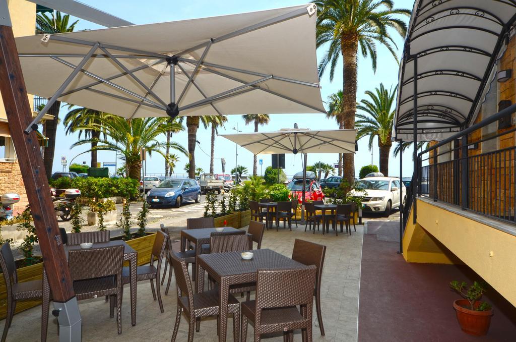 Hotel Lido Mazzini Loano Exteriör bild