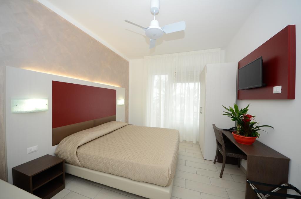 Hotel Lido Mazzini Loano Rum bild